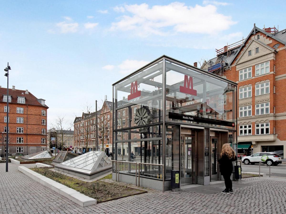 Sanders Constantin - Chic Two-bedroom With Balcony Lejlighed